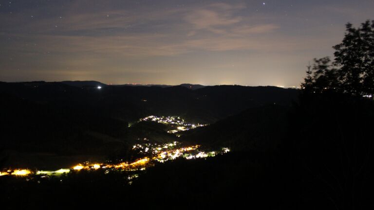 Dieses Bild zeigt eine Webcam-Aufnahme vom Achertal, aufgenommen am Montag, den 06.07.2026 um 23:30 Uhr. Die Temperatur betrug 21.7°C.
