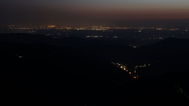 Dieses Bild zeigt eine Webcam-Aufnahme vom Achertal, aufgenommen am Dienstag, den 12.08.2025 um 22:00 Uhr. Die Temperatur betrug 25.8°C.