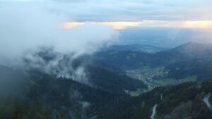 Dieses Bild zeigt eine Webcam-Aufnahme vom Achertal, aufgenommen am Montag, den 21.04.2025 um 20:10 Uhr. Die Temperatur betrug 5°C.