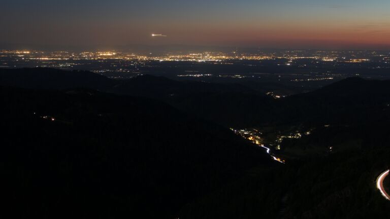 Dieses Bild zeigt eine Webcam-Aufnahme vom Achertal, aufgenommen am Samstag, den 10.05.2025 um 22:20 Uhr. Die Temperatur betrug 10.1°C.
