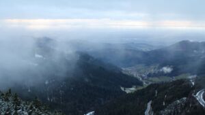 Dieses Bild zeigt eine Webcam-Aufnahme vom Achertal, aufgenommen am Montag, den 24.11.2025 um 16:30 Uhr. Die Temperatur betrug 0.4°C.