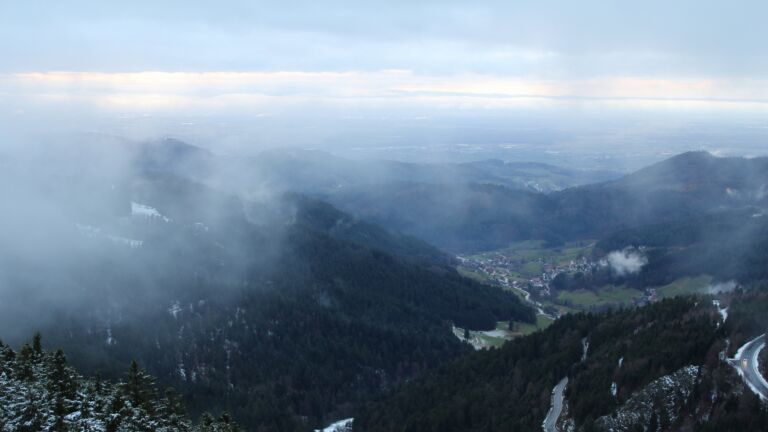 Dieses Bild zeigt eine Webcam-Aufnahme vom Achertal, aufgenommen am Montag, den 24.11.2025 um 16:30 Uhr. Die Temperatur betrug 0.4°C.