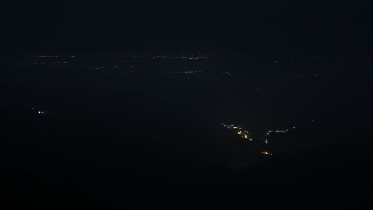 Dieses Bild zeigt eine Webcam-Aufnahme vom Achertal, aufgenommen am Montag, den 13.10.2025 um 01:30 Uhr. Die Temperatur betrug 5.7°C.