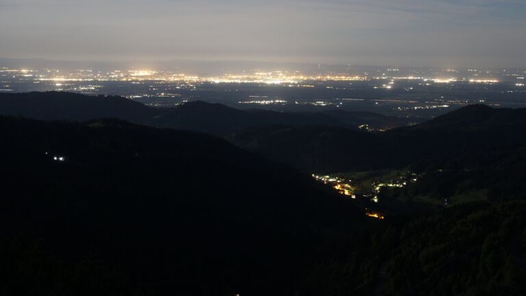 Dieses Bild zeigt eine Webcam-Aufnahme vom Achertal, aufgenommen am Samstag, den 02.05.2026 um 04:10 Uhr. Die Temperatur betrug 12.9°C.