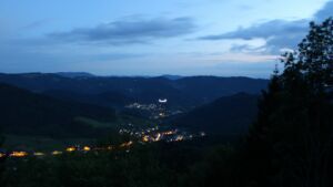 Dieses Bild zeigt eine Webcam-Aufnahme vom Achertal, aufgenommen am Freitag, den 15.05.2026 um 21:50 Uhr. Die Temperatur betrug 4.6°C.