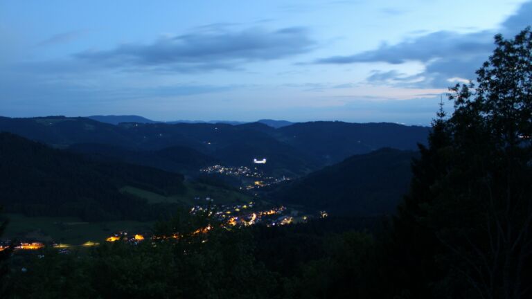 Dieses Bild zeigt eine Webcam-Aufnahme vom Achertal, aufgenommen am Freitag, den 15.05.2026 um 21:50 Uhr. Die Temperatur betrug 4.6°C.