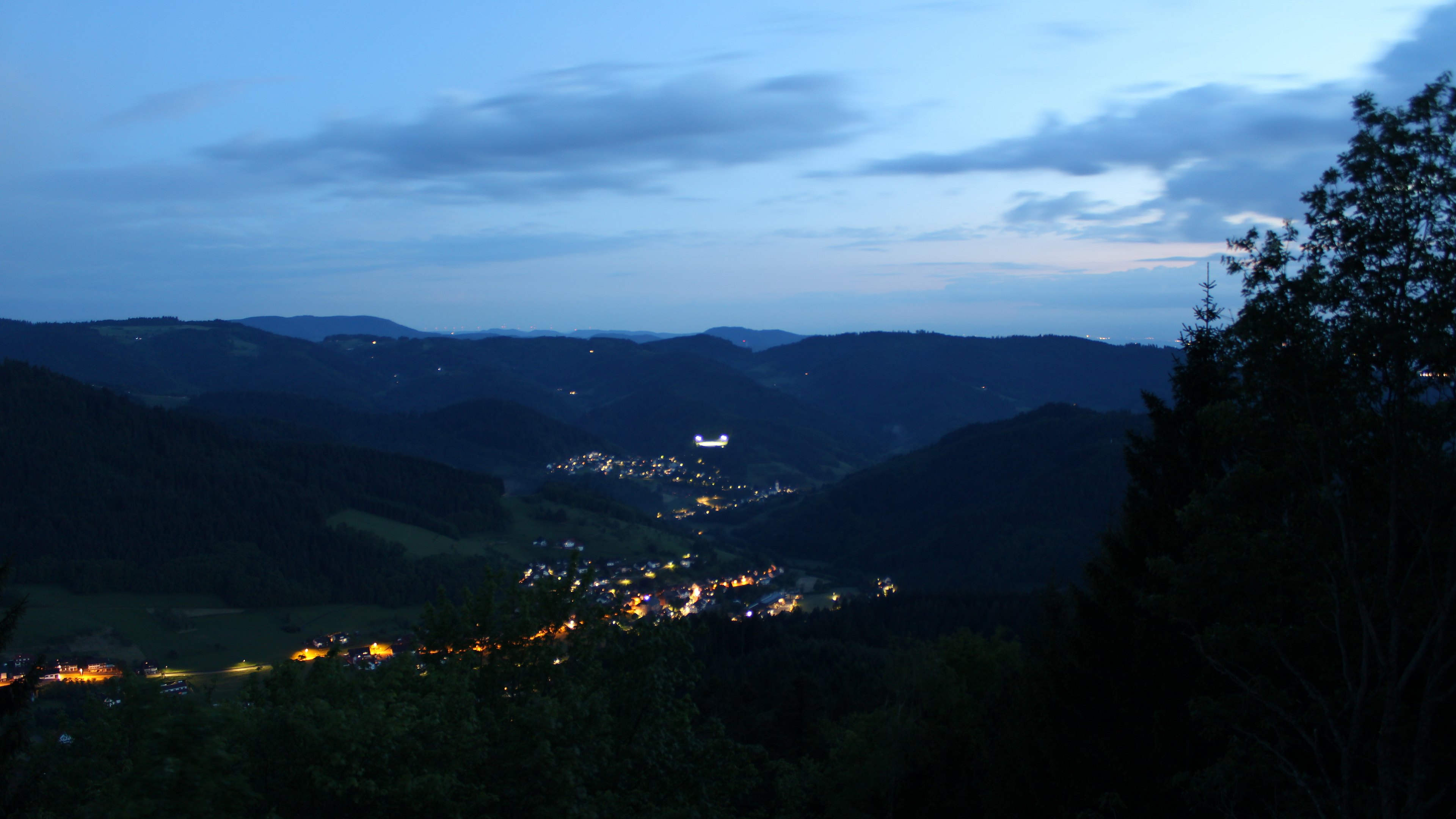 Dieses Bild zeigt eine Webcam-Aufnahme vom Achertal, aufgenommen am Freitag, den 15.05.2026 um 21:50 Uhr. Die Temperatur betrug 4.6°C.