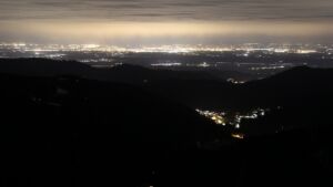 Dieses Bild zeigt eine Webcam-Aufnahme vom Achertal, aufgenommen am Freitag, den 03.04.2026 um 22:30 Uhr. Die Temperatur betrug 5.2°C.