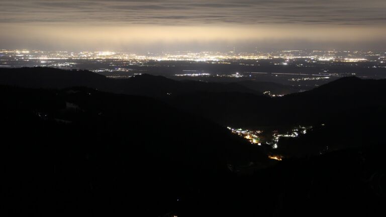 Dieses Bild zeigt eine Webcam-Aufnahme vom Achertal, aufgenommen am Freitag, den 03.04.2026 um 22:30 Uhr. Die Temperatur betrug 5.2°C.