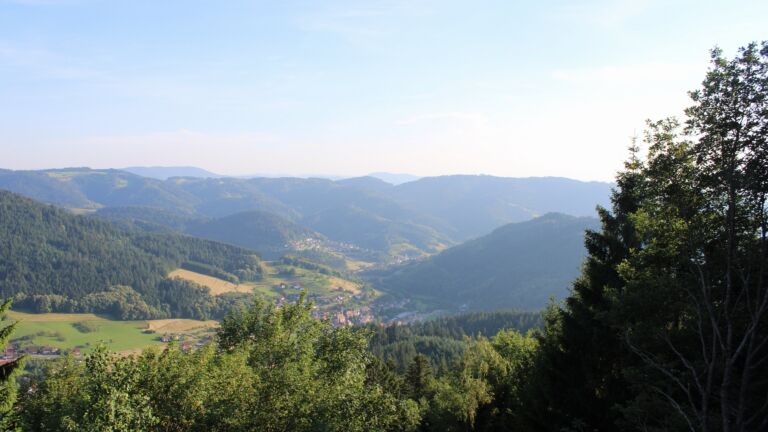 Dieses Bild zeigt eine Webcam-Aufnahme vom Achertal, aufgenommen am Montag, den 22.06.2026 um 19:40 Uhr. Die Temperatur betrug 33.9°C.