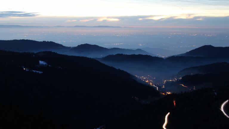 Dieses Bild zeigt eine Webcam-Aufnahme vom Achertal, aufgenommen am Samstag, den 17.01.2026 um 17:50 Uhr. Die Temperatur betrug 5.1°C.