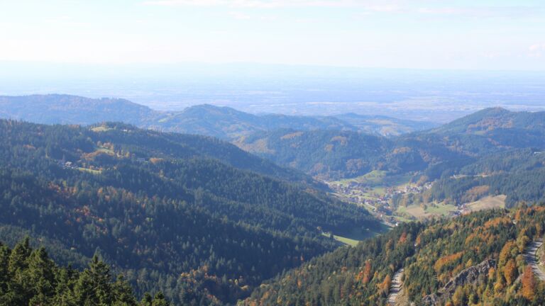 Dieses Bild zeigt eine Webcam-Aufnahme vom Achertal, aufgenommen am Samstag, den 18.10.2025 um 14:40 Uhr. Die Temperatur betrug 7.6°C.
