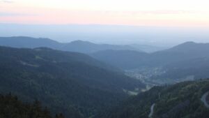 Dieses Bild zeigt eine Webcam-Aufnahme vom Achertal, aufgenommen am Sonntag, den 18.05.2025 um 21:10 Uhr. Die Temperatur betrug 10.1°C.