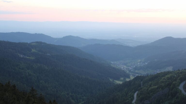 Dieses Bild zeigt eine Webcam-Aufnahme vom Achertal, aufgenommen am Sonntag, den 18.05.2025 um 21:10 Uhr. Die Temperatur betrug 10.1°C.