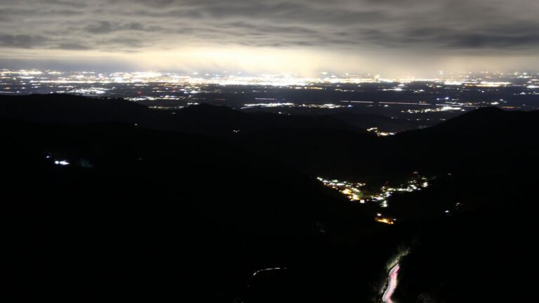 Dieses Bild zeigt eine Webcam-Aufnahme vom Achertal, aufgenommen am Dienstag, den 28.10.2025 um 21:00 Uhr. Die Temperatur betrug 5.8°C.