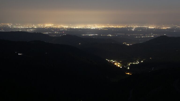 Dieses Bild zeigt eine Webcam-Aufnahme vom Achertal, aufgenommen am Sonntag, den 10.08.2025 um 22:30 Uhr. Die Temperatur betrug 16.6°C.