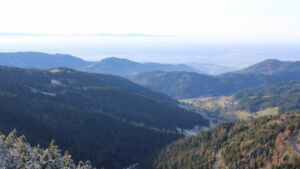 Dieses Bild zeigt eine Webcam-Aufnahme vom Achertal, aufgenommen am Montag, den 01.12.2025 um 14:30 Uhr. Die Temperatur betrug 1.4°C.