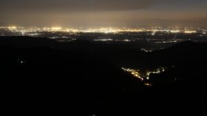 Dieses Bild zeigt eine Webcam-Aufnahme vom Achertal, aufgenommen am Sonntag, den 19.04.2026 um 22:00 Uhr. Die Temperatur betrug 5.8°C.