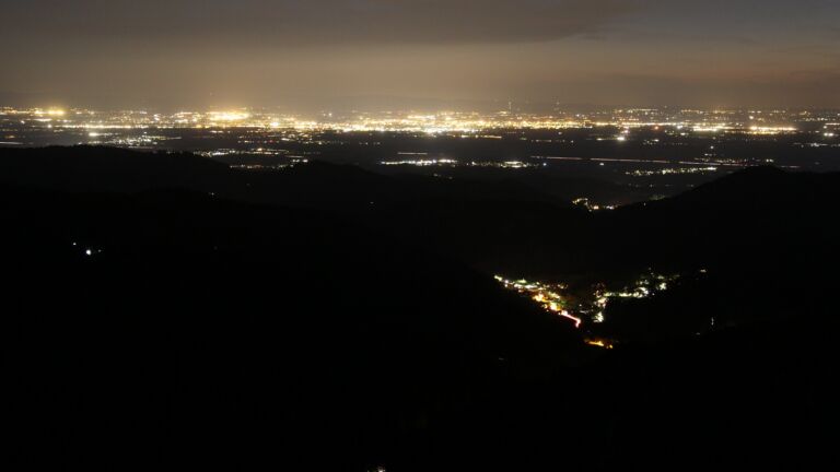 Dieses Bild zeigt eine Webcam-Aufnahme vom Achertal, aufgenommen am Sonntag, den 19.04.2026 um 22:00 Uhr. Die Temperatur betrug 5.8°C.