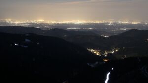 Dieses Bild zeigt eine Webcam-Aufnahme vom Achertal, aufgenommen am Donnerstag, den 02.04.2026 um 22:00 Uhr. Die Temperatur betrug 4.7°C.