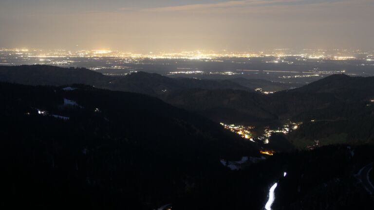 Dieses Bild zeigt eine Webcam-Aufnahme vom Achertal, aufgenommen am Donnerstag, den 02.04.2026 um 22:00 Uhr. Die Temperatur betrug 4.7°C.