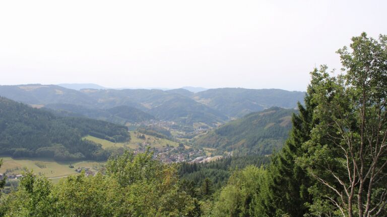 Dieses Bild zeigt eine Webcam-Aufnahme vom Achertal, aufgenommen am Donnerstag, den 27.08.2026 um 13:40 Uhr. Die Temperatur betrug 31.1°C.