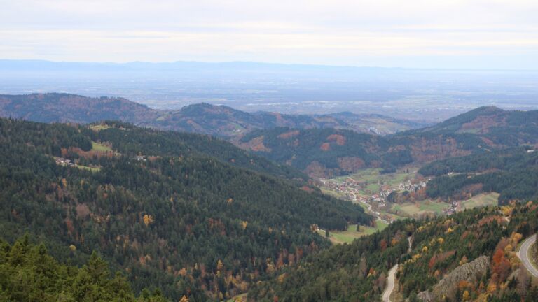 Dieses Bild zeigt eine Webcam-Aufnahme vom Achertal, aufgenommen am Samstag, den 01.11.2025 um 10:30 Uhr. Die Temperatur betrug 12.7°C.