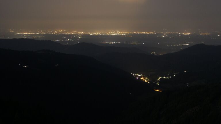 Dieses Bild zeigt eine Webcam-Aufnahme vom Achertal, aufgenommen am Sonntag, den 15.06.2025 um 02:30 Uhr. Die Temperatur betrug 19.3°C.