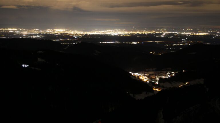 Dieses Bild zeigt eine Webcam-Aufnahme vom Achertal, aufgenommen am Montag, den 12.01.2026 um 23:30 Uhr. Die Temperatur betrug 4.9°C.