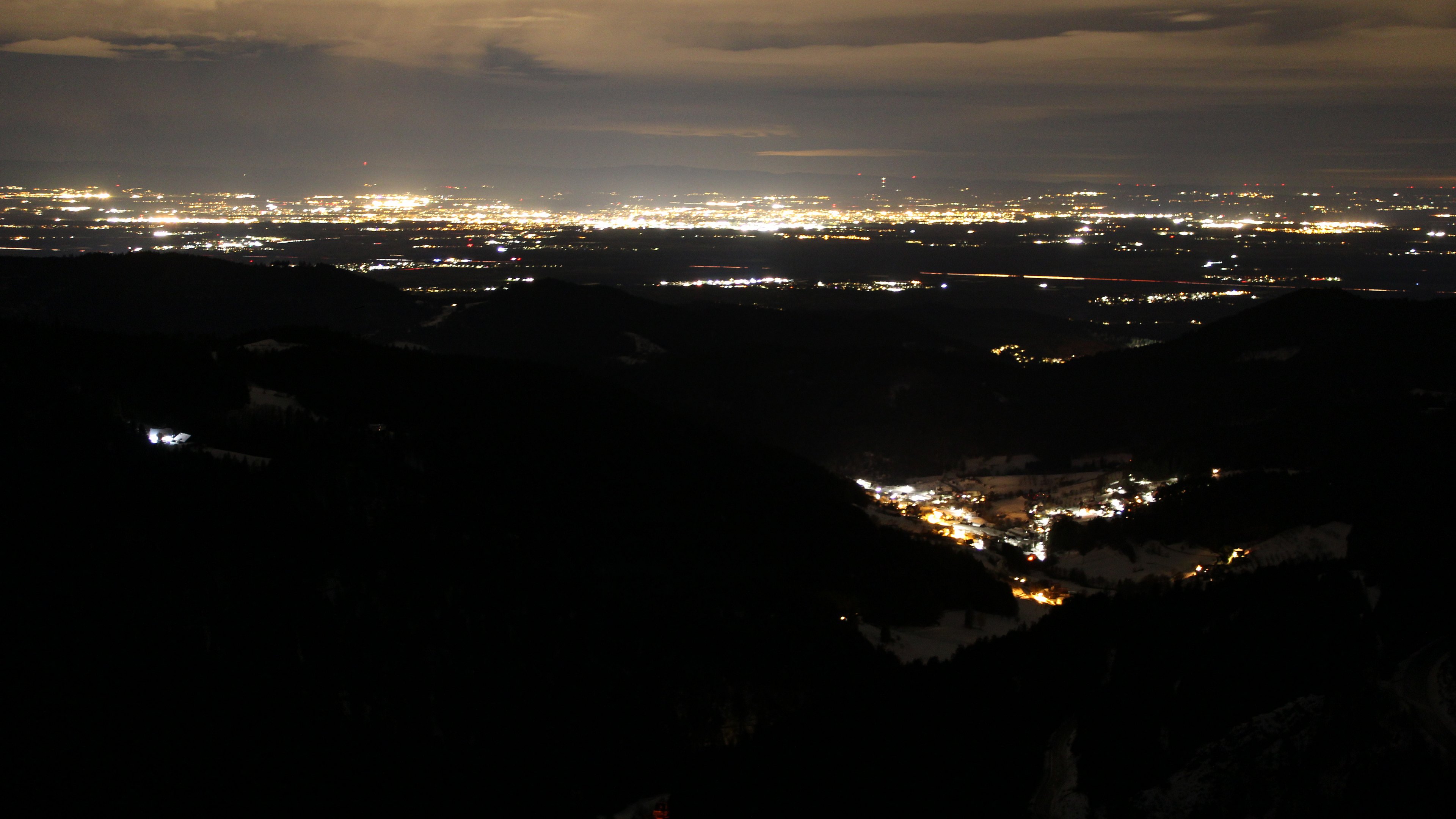 Dieses Bild zeigt eine Webcam-Aufnahme vom Achertal, aufgenommen am Montag, den 12.01.2026 um 23:30 Uhr. Die Temperatur betrug 4.9°C.