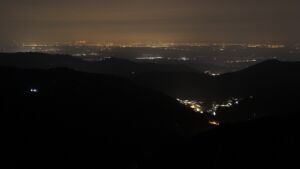 Dieses Bild zeigt eine Webcam-Aufnahme vom Achertal, aufgenommen am Sonntag, den 08.03.2026 um 22:00 Uhr. Die Temperatur betrug 8°C.