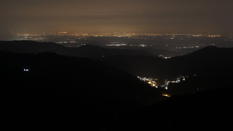 Dieses Bild zeigt eine Webcam-Aufnahme vom Achertal, aufgenommen am Sonntag, den 08.03.2026 um 22:00 Uhr. Die Temperatur betrug 8°C.