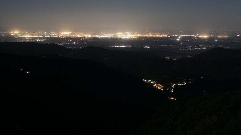 Dieses Bild zeigt eine Webcam-Aufnahme vom Achertal, aufgenommen am Freitag, den 16.05.2025 um 02:30 Uhr. Die Temperatur betrug 5.8°C.