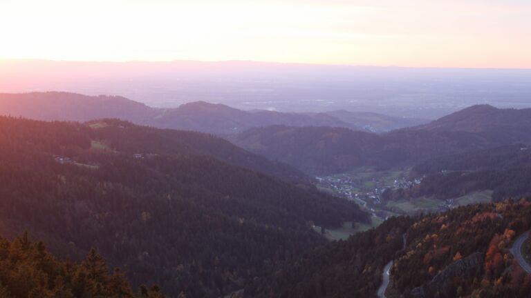 Dieses Bild zeigt eine Webcam-Aufnahme vom Achertal, aufgenommen am Donnerstag, den 30.10.2025 um 17:10 Uhr. Die Temperatur betrug 7.6°C.