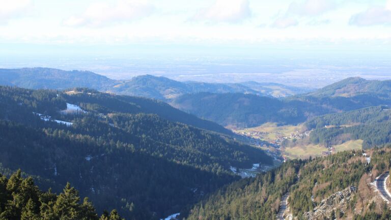 Dieses Bild zeigt eine Webcam-Aufnahme vom Achertal, aufgenommen am Donnerstag, den 15.01.2026 um 12:50 Uhr. Die Temperatur betrug 5.8°C.