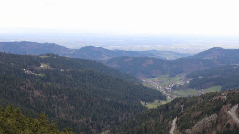 Dieses Bild zeigt eine Webcam-Aufnahme vom Achertal, aufgenommen am Sonntag, den 05.04.2026 um 15:10 Uhr. Die Temperatur betrug 11.5°C.