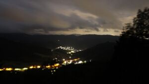 Dieses Bild zeigt eine Webcam-Aufnahme vom Achertal, aufgenommen am Dienstag, den 09.06.2026 um 03:30 Uhr. Die Temperatur betrug 13.5°C.