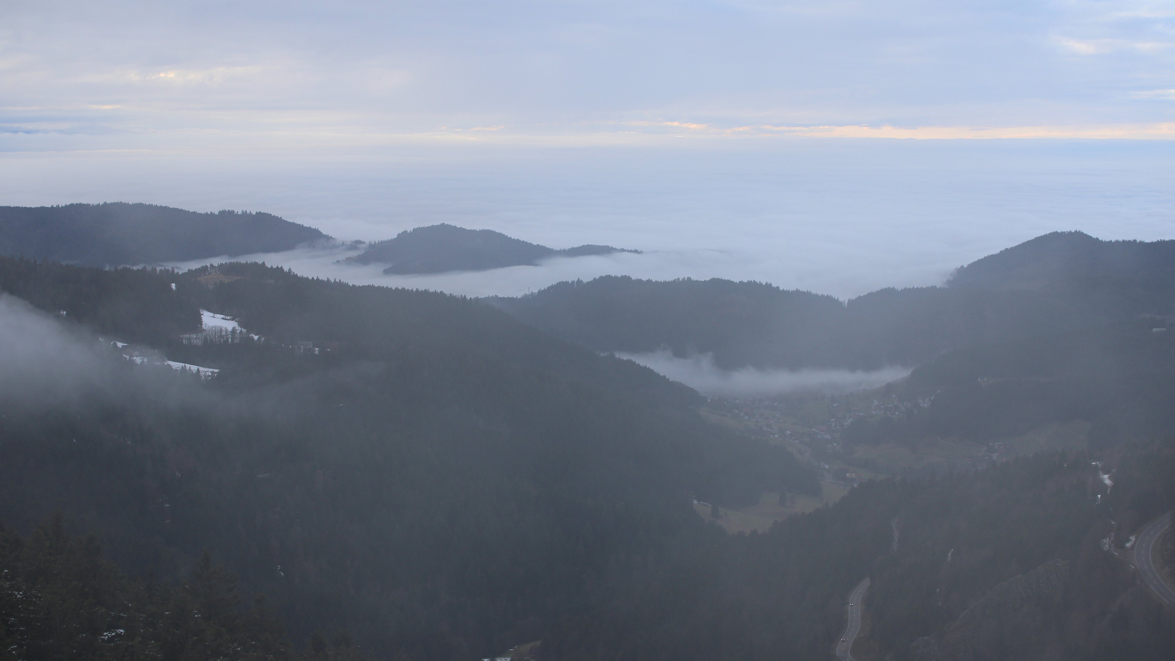 Dieses Bild zeigt eine Webcam-Aufnahme vom Achertal, aufgenommen am Montag, den 02.02.2026 um 16:30 Uhr. Die Temperatur betrug 0.9°C.