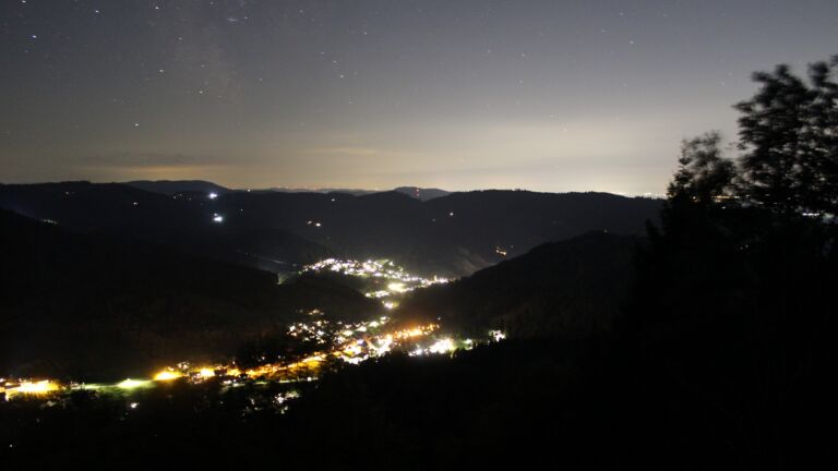 Dieses Bild zeigt eine Webcam-Aufnahme vom Achertal, aufgenommen am Montag, den 05.10.2026 um 20:30 Uhr. Die Temperatur betrug 16.6°C.