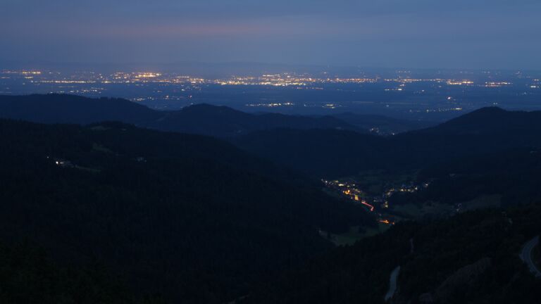 Dieses Bild zeigt eine Webcam-Aufnahme vom Achertal, aufgenommen am Samstag, den 23.08.2025 um 05:50 Uhr. Die Temperatur betrug 10°C.