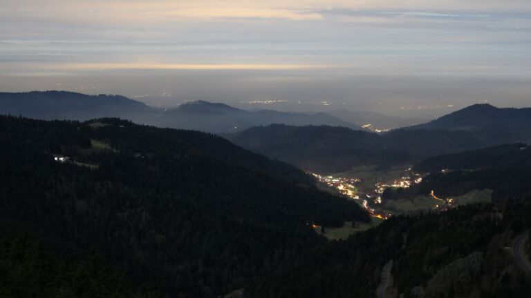 Dieses Bild zeigt eine Webcam-Aufnahme vom Achertal, aufgenommen am Mittwoch, den 03.12.2025 um 22:30 Uhr. Die Temperatur betrug 4.5°C.