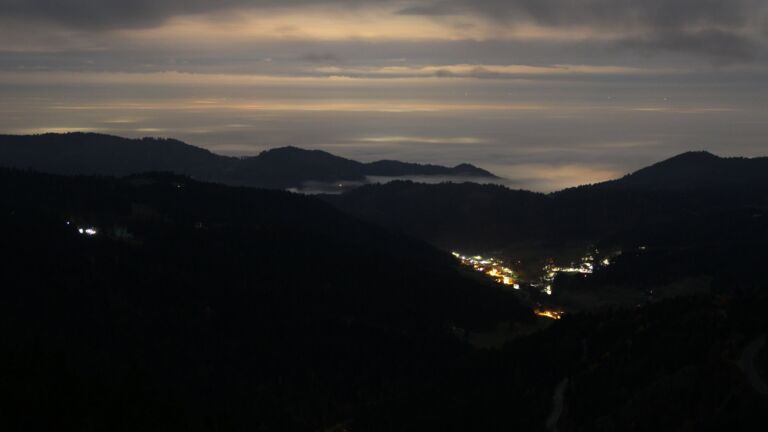 Dieses Bild zeigt eine Webcam-Aufnahme vom Achertal, aufgenommen am Samstag, den 08.11.2025 um 23:30 Uhr. Die Temperatur betrug 6.6°C.