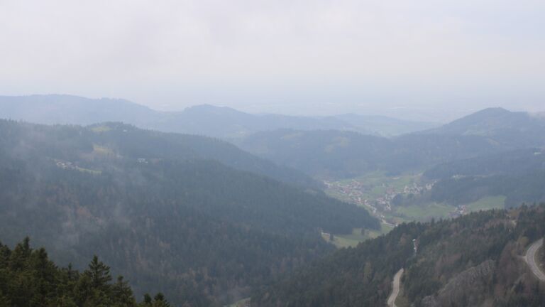 Dieses Bild zeigt eine Webcam-Aufnahme vom Achertal, aufgenommen am Freitag, den 10.04.2026 um 15:40 Uhr. Die Temperatur betrug 7.6°C.