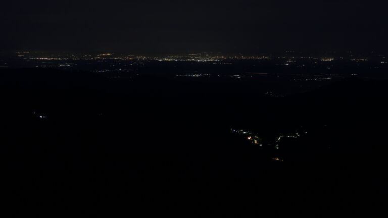 Dieses Bild zeigt eine Webcam-Aufnahme vom Achertal, aufgenommen am Mittwoch, den 21.05.2025 um 04:20 Uhr. Die Temperatur betrug 10.5°C.
