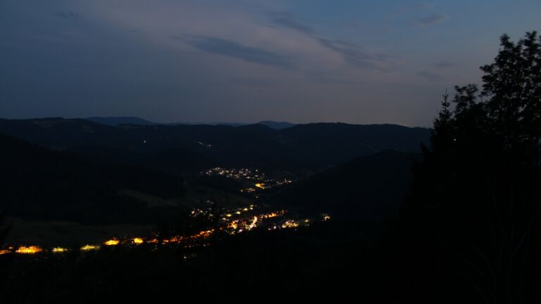 Dieses Bild zeigt eine Webcam-Aufnahme vom Achertal, aufgenommen am Mittwoch, den 15.07.2026 um 22:30 Uhr. Die Temperatur betrug 21.3°C.