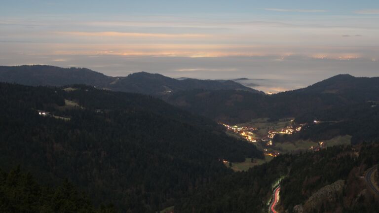 Dieses Bild zeigt eine Webcam-Aufnahme vom Achertal, aufgenommen am Donnerstag, den 04.12.2025 um 22:00 Uhr. Die Temperatur betrug 1°C.