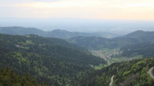 Dieses Bild zeigt eine Webcam-Aufnahme vom Achertal, aufgenommen am Dienstag, den 28.04.2026 um 19:10 Uhr. Die Temperatur betrug 13.3°C.