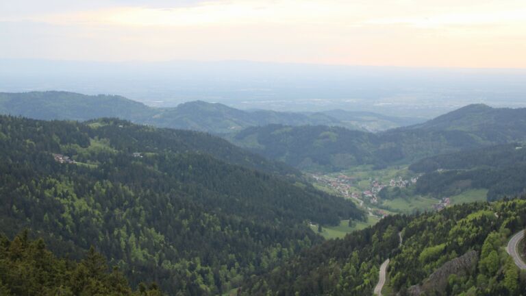 Dieses Bild zeigt eine Webcam-Aufnahme vom Achertal, aufgenommen am Dienstag, den 28.04.2026 um 19:10 Uhr. Die Temperatur betrug 13.3°C.