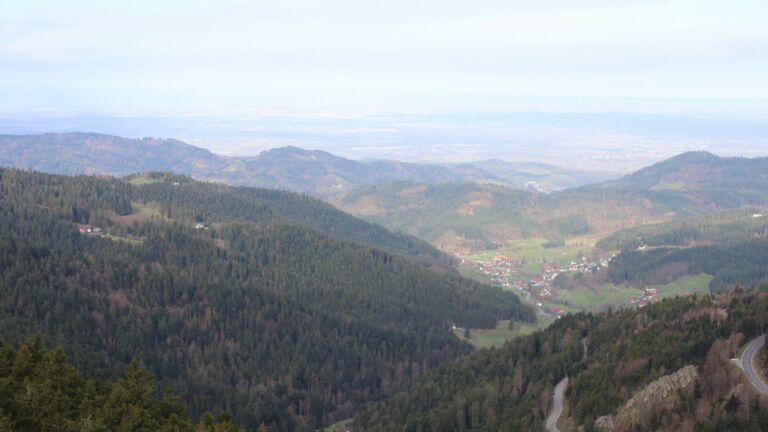 Dieses Bild zeigt eine Webcam-Aufnahme vom Achertal, aufgenommen am Montag, den 06.04.2026 um 09:00 Uhr. Die Temperatur betrug 7.4°C.