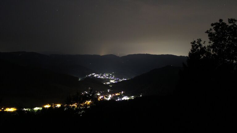 Dieses Bild zeigt eine Webcam-Aufnahme vom Achertal, aufgenommen am Montag, den 17.08.2026 um 00:30 Uhr. Die Temperatur betrug 21.7°C.